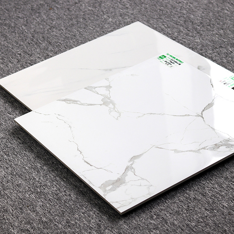 Le carrelage de porcelaine 600x600 a poli la conception de marbre blanche extérieure vitrée de regard de Carrare
