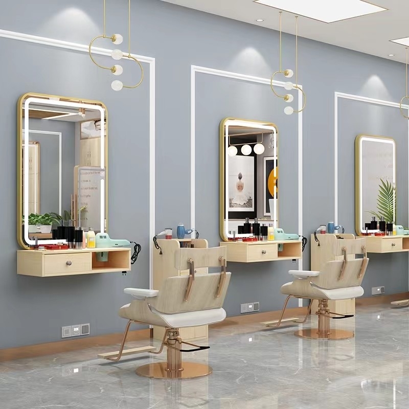Le grand salon de coiffure rétro-éclairé par LED reflète le miroir surdimensionné de habillage
