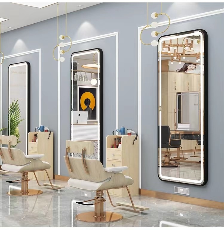 Le grand salon de coiffure rétro-éclairé par LED reflète le miroir surdimensionné de habillage
