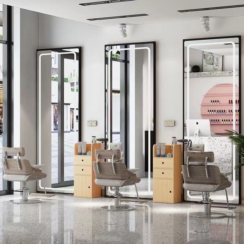 Le grand salon de coiffure rétro-éclairé par LED reflète le miroir surdimensionné de habillage