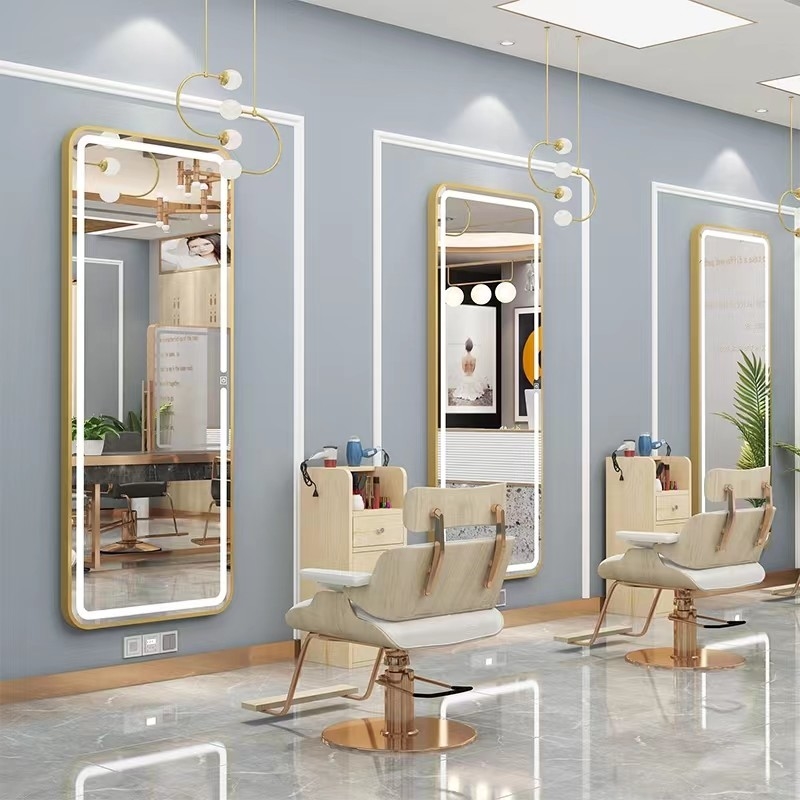 Le grand salon de coiffure rétro-éclairé par LED reflète le miroir surdimensionné de habillage