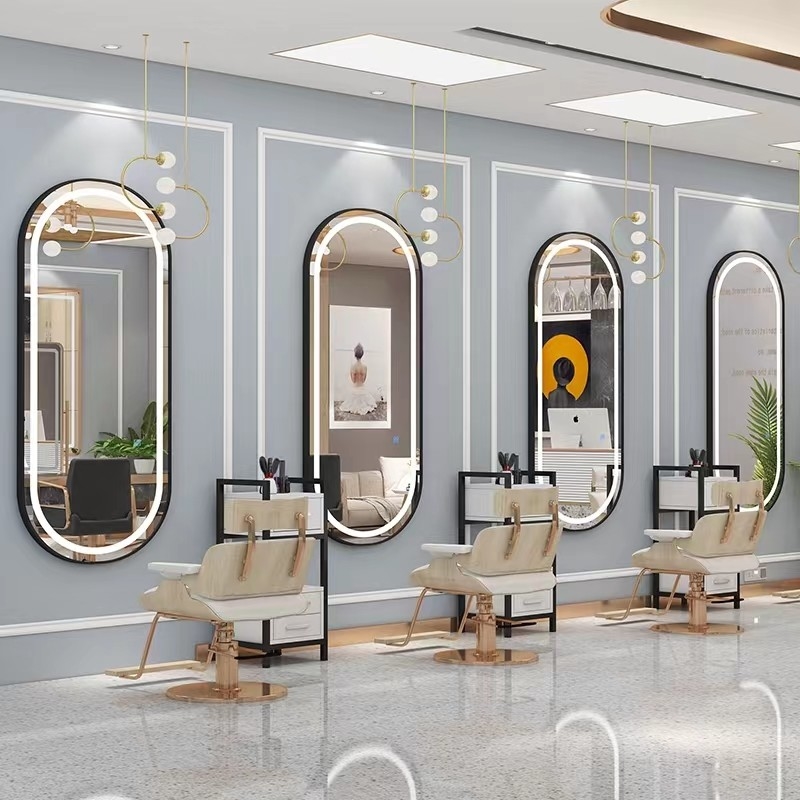 Le grand salon de coiffure rétro-éclairé par LED reflète le miroir surdimensionné de habillage