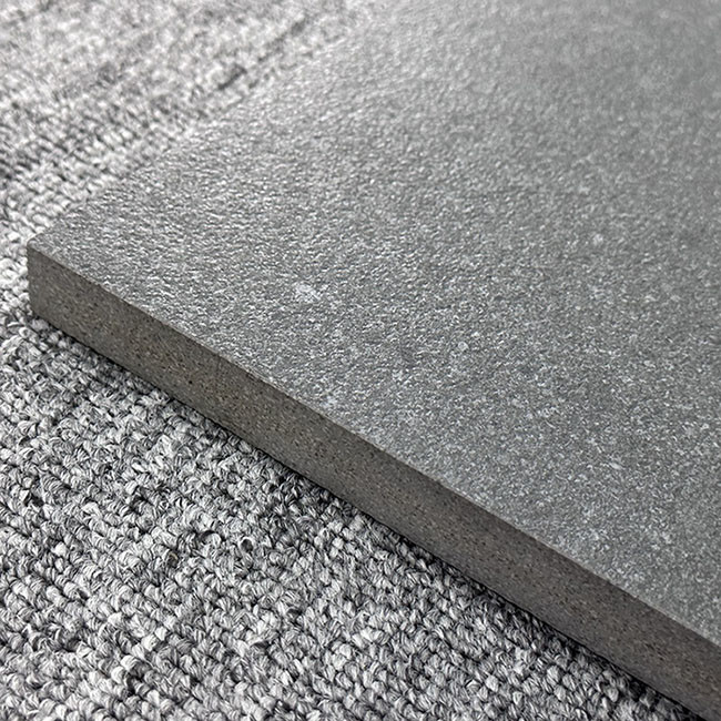 Les tuiles extérieures de porcelaine concrète rustique de finition rugueuse glissent non 2cm pour l'allée