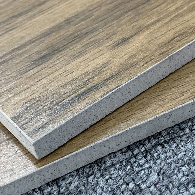 Carreaux de sol en bois modernes de grain de corps entier de texture en bois solide d'imitation antidérapants