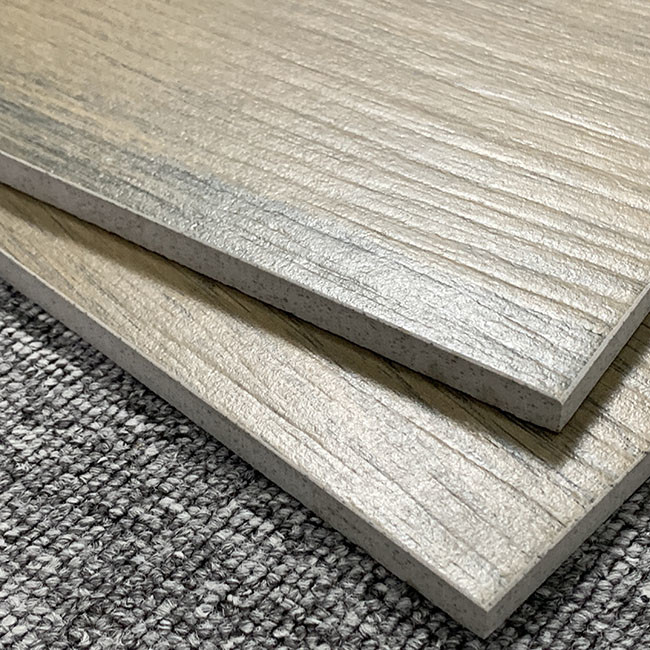 Plein glissement extérieur approximatif de carrelages d'effet en bois de porcelaine de corps anti résistant à l'usure