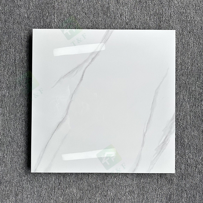 Le marbre vitré brillant d'anti glissement d'hôtel couvre de tuiles la couleur blanche de plein corps résistante à l'usure