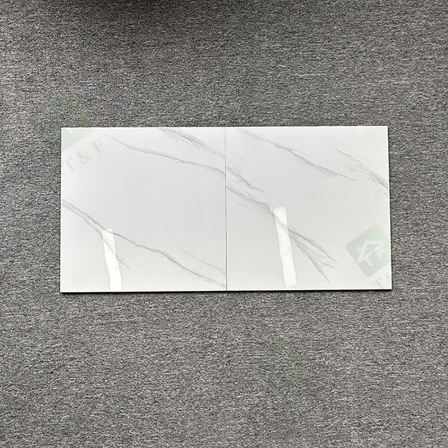 Le marbre vitré brillant d'anti glissement d'hôtel couvre de tuiles la couleur blanche de plein corps résistante à l'usure