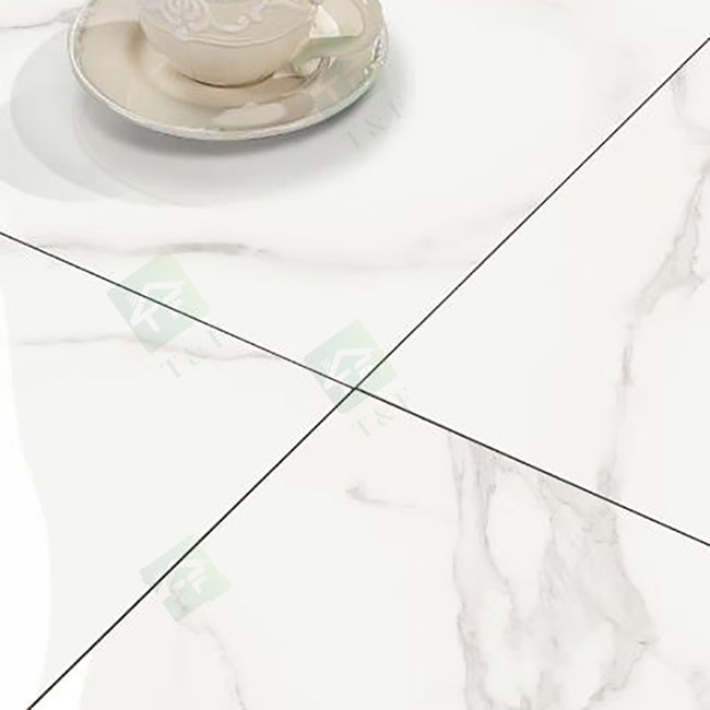 le salon de 600*600mm a glacé les carreaux de céramique le marbre blanc que superbe avec la veine de Glod a glacés poli