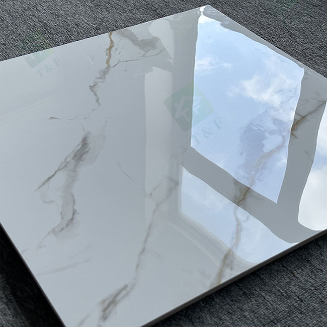 le salon de 600*600mm a glacé les carreaux de céramique le marbre blanc que superbe avec la veine de Glod a glacés poli