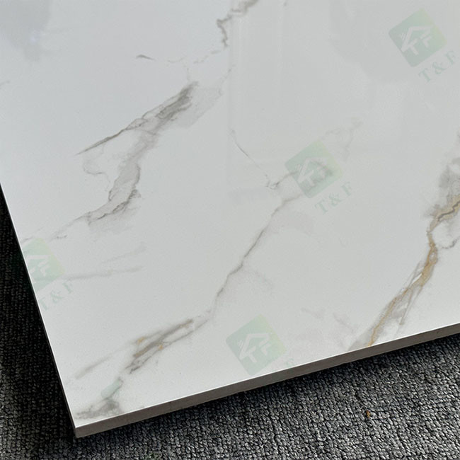 le salon de 600*600mm a glacé les carreaux de céramique le marbre blanc que superbe avec la veine de Glod a glacés poli