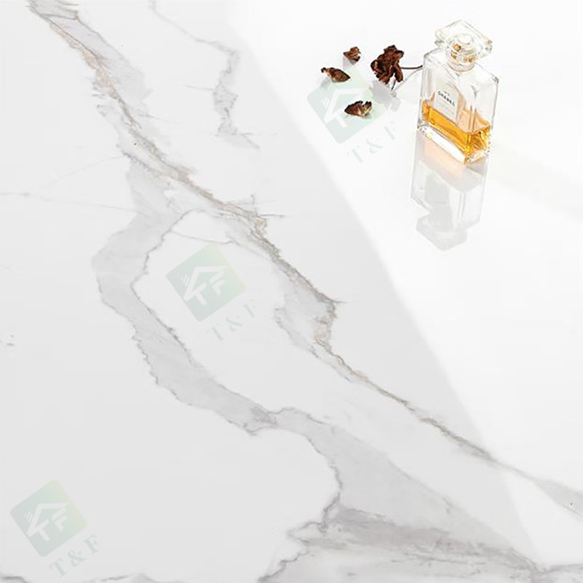 le salon de 600*600mm a glacé les carreaux de céramique le marbre blanc que superbe avec la veine de Glod a glacés poli