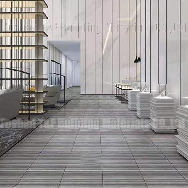 La porcelaine de moquette d'appartement d'hôtel couvre de tuiles le modèle antidérapage de bande de texture en céramique