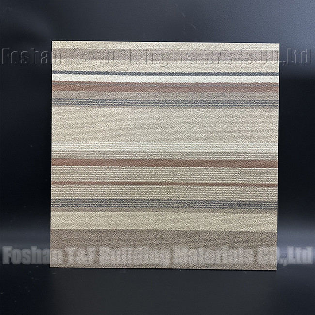 La porcelaine de moquette d'appartement d'hôtel couvre de tuiles le modèle antidérapage de bande de texture en céramique