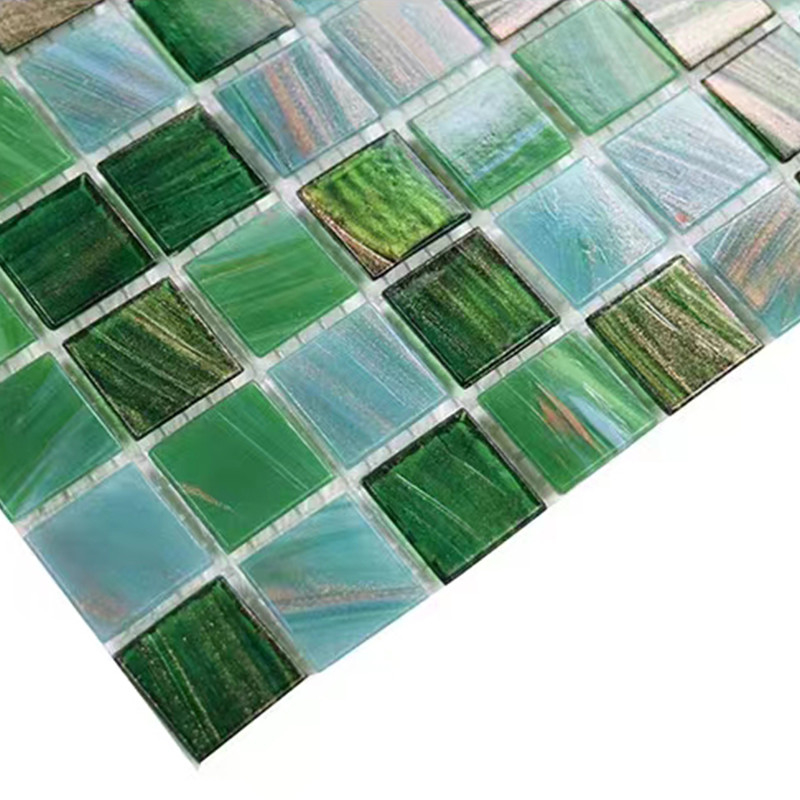 Carreaux de mosaïque en verre vert de style rétro classique avec ligne dorée toilettes toilettes arrière-plan carreaux de mur