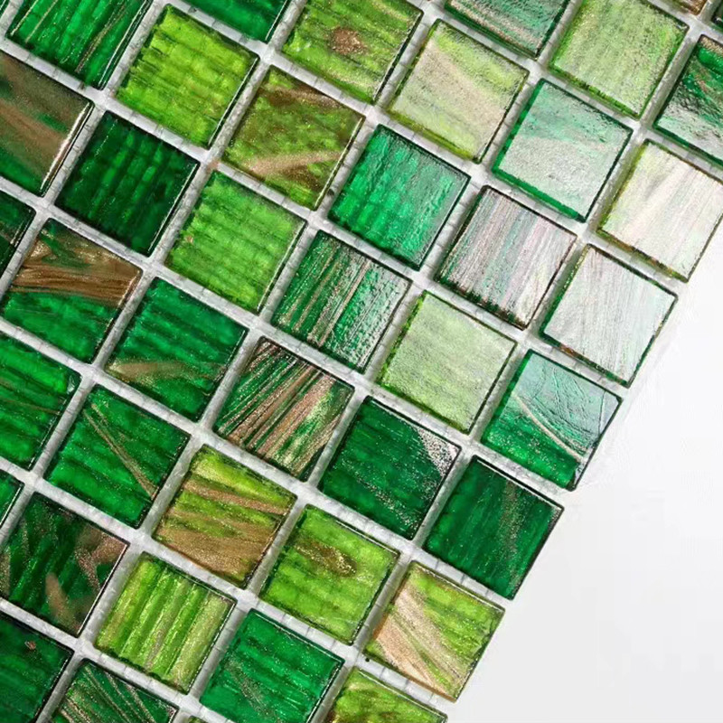 Carreaux de mosaïque en verre vert de style rétro classique avec ligne dorée toilettes toilettes arrière-plan carreaux de mur