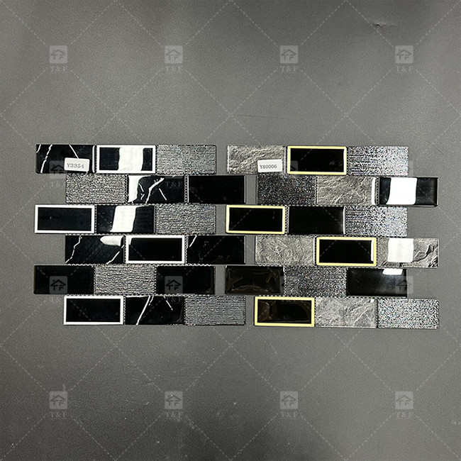 Forme longue bande mosaïque en verre noir avec bordure métallique décoration de mur de salle de bain