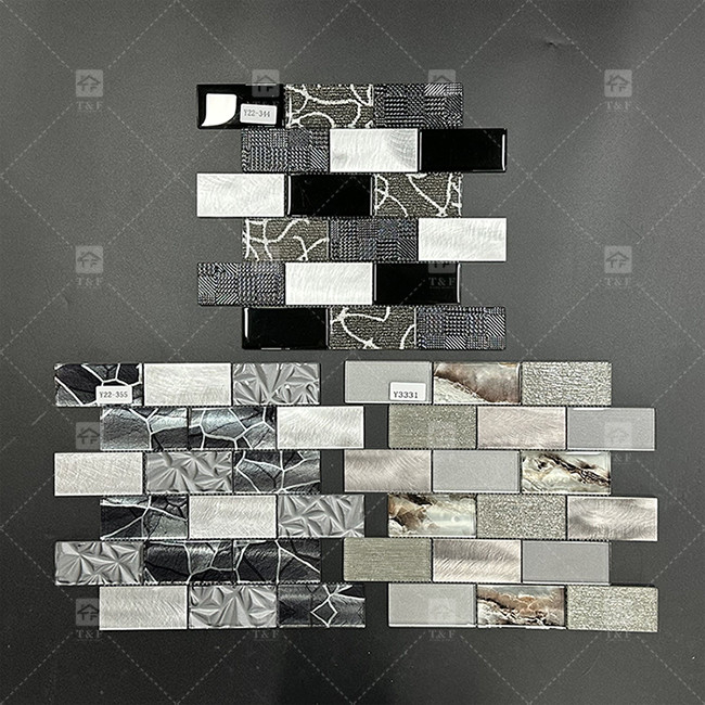 Forme longue bande mosaïque en verre noir avec bordure métallique décoration de mur de salle de bain