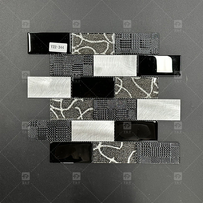 Forme longue bande mosaïque en verre noir avec bordure métallique décoration de mur de salle de bain