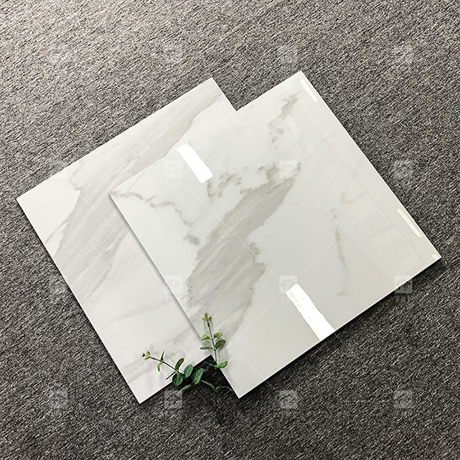 600x600mm Carreaux de porcelaine en marbre blanc polissés et brillants pour le sol