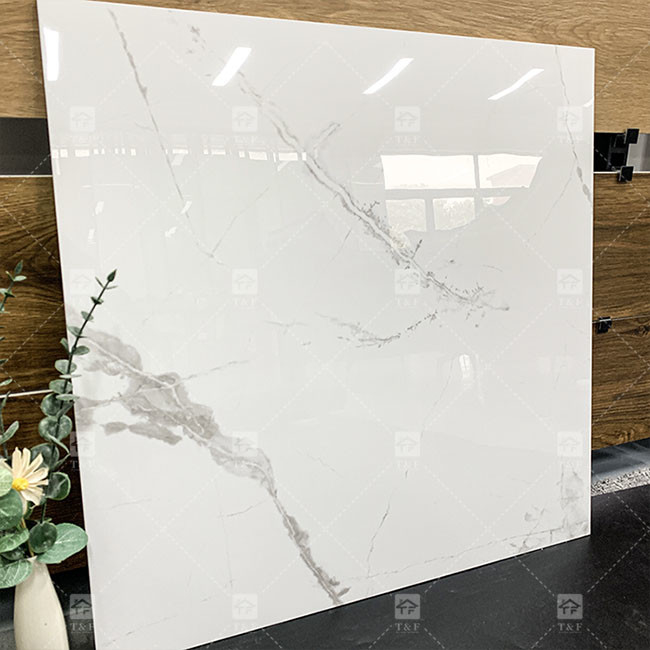 600x600mm Carreaux de porcelaine en marbre blanc polissés et brillants pour le sol