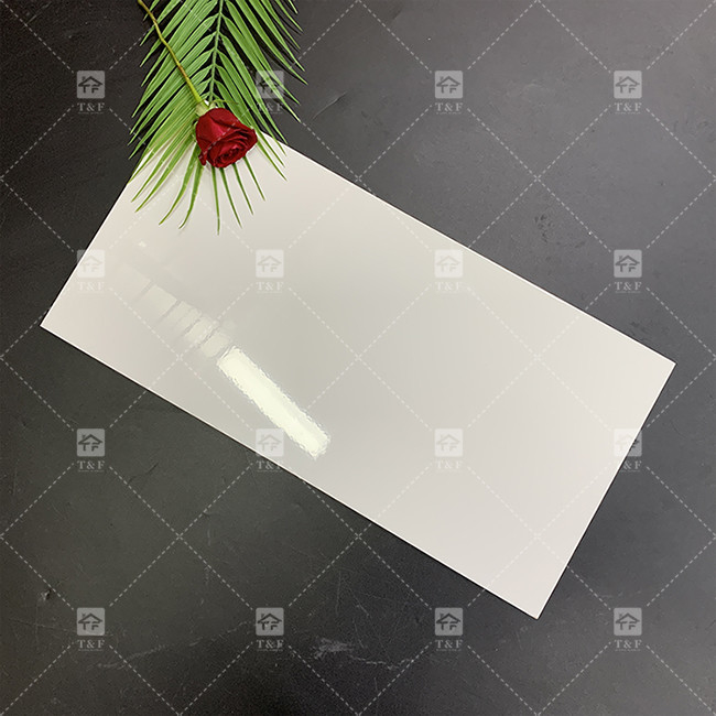 Carreaux de porcelaine super blancs pour la décoration de la maison 300x600 Carreaux de mur de cuisine Carreaux de céramique de surface polie